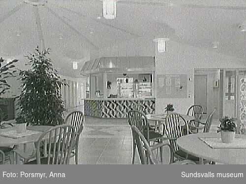 Utsmyckning av Tomtgränds servicehus i entré, matsal och samlingsrum av Lena Andersson, keramiska plattor och Anita Wohlén, gardiner och utsmyckning av pelare.