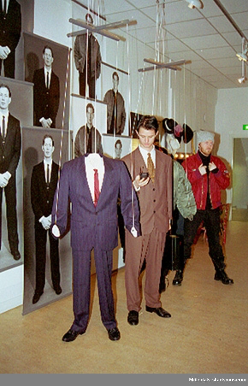 Invigning av tillfällig utställning "Krinoliner och kortkort". Bl.a teatergrupp från Kalejdoteatern agerar i utställningen.
Skrivargrupp från Aktiviteten-Kroppskultur-projektet klär ut sig.
1995-02-05.