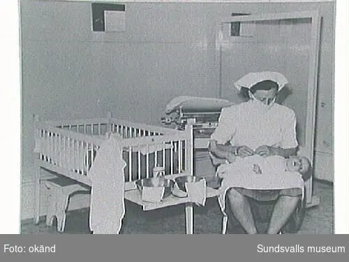 Flicka under utbildning till barnsköterska byter på spädbarn.Sundsvalls stads skola för yrkesutbildning (fungerade under detta namn från 1942).