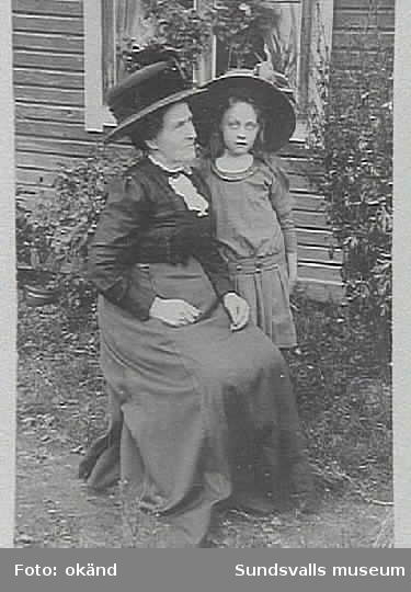 Sundsvall omkring 1915. Torkel Bobergs morfarsmor och mor Elin, f 1906.