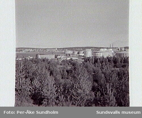 Vy från Skönsmon mot oljehamnen och det tänkta läget för en högbro över sundet till Skönsberg.
