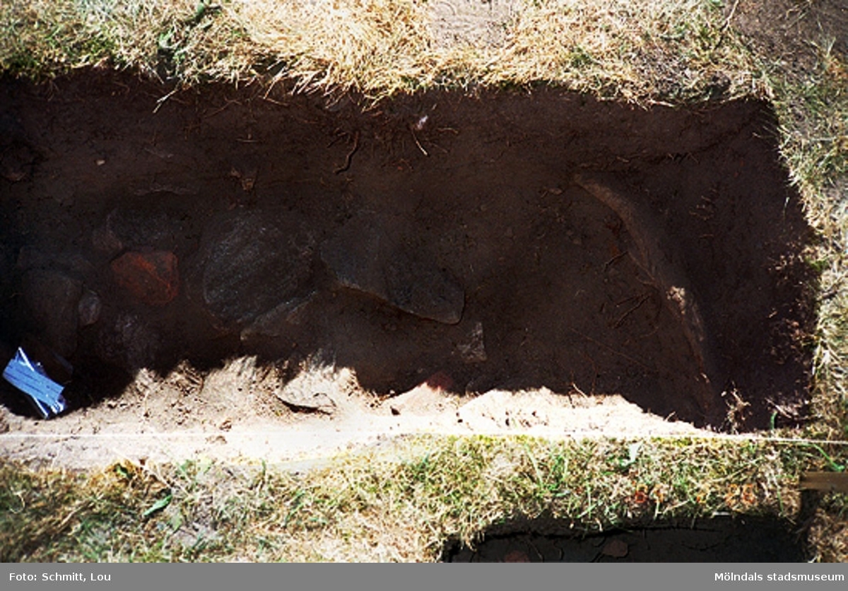 En grävd grop vid Gunnebo slott, maj 1995.