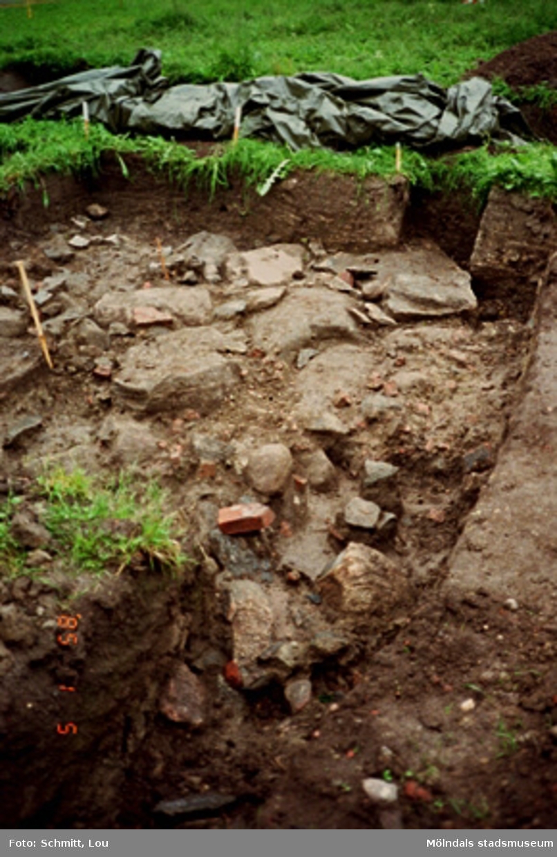Ett utgrävningsschakt i Gunnebo slotts köksträdgård "A", augusti 1995.