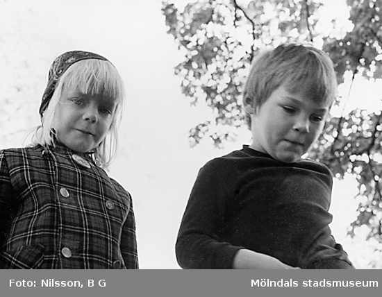Två barn leker utomhus vid Holtermanska daghemmet juni 1973.
