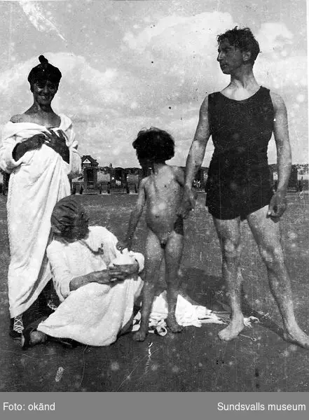 Okänd kvinna, Sigrid Hjertén, Iván och Isaac Grünewald på stranden, Fanö i Danmark, 1917.