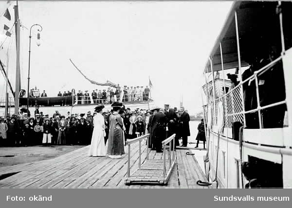 Prins Wilhelms och prinsessan Marias besök i Sundsvall. Damen i vita dräkten och svarta hatten sannolikt Maria Berggren.