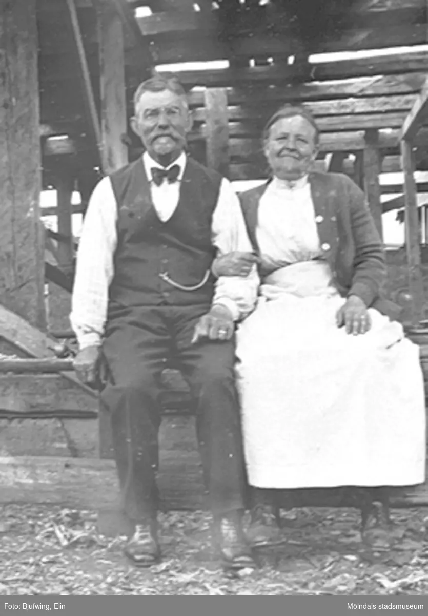 Sven-Petter och Josefina Andersson vid elektriska kvarnen på Göteborgsvägen 14, 1920-tal.