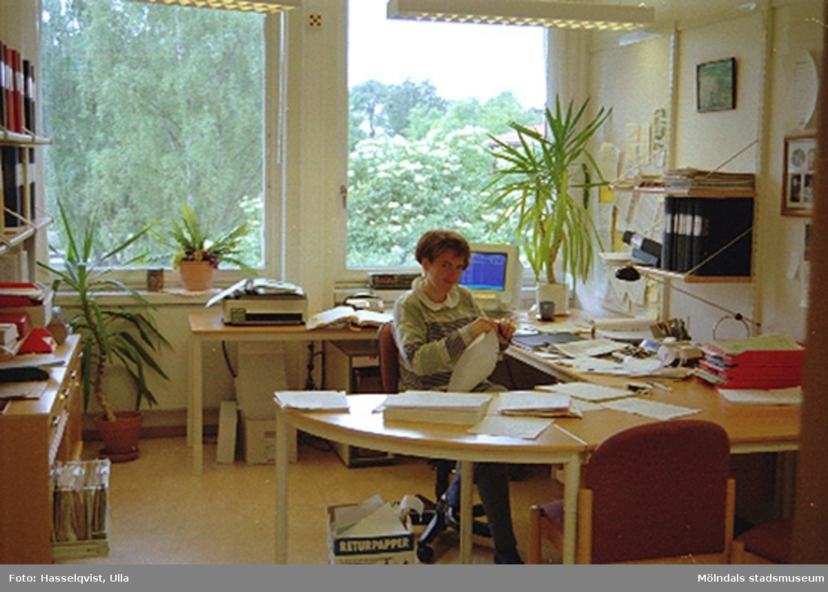 Kultur- och fritidsförvaltningens ekonom Lena Lundkvist sitter vid sitt skrivbord, augusti 1994.