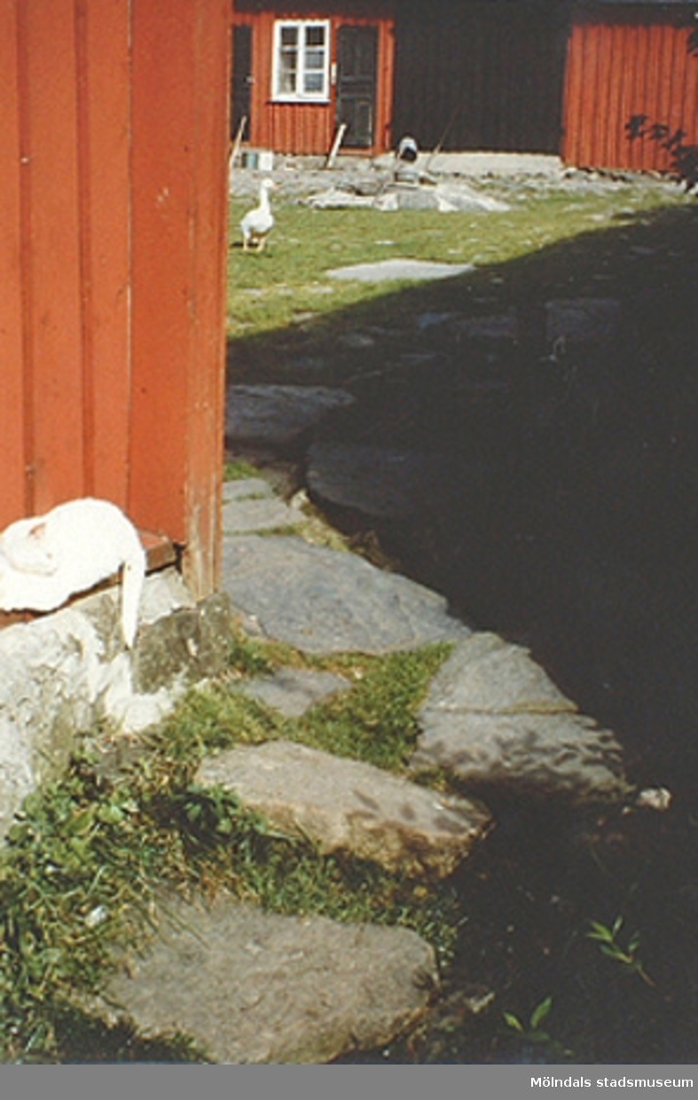 Stenlagd innergård. Vid korsningen Spårhagavägen/Gamla Riksvägen låg den gamla byn Rantorp. Husen är byggda kring en stensatta gård där det också finns en vattenkälla. Okänt årtal.