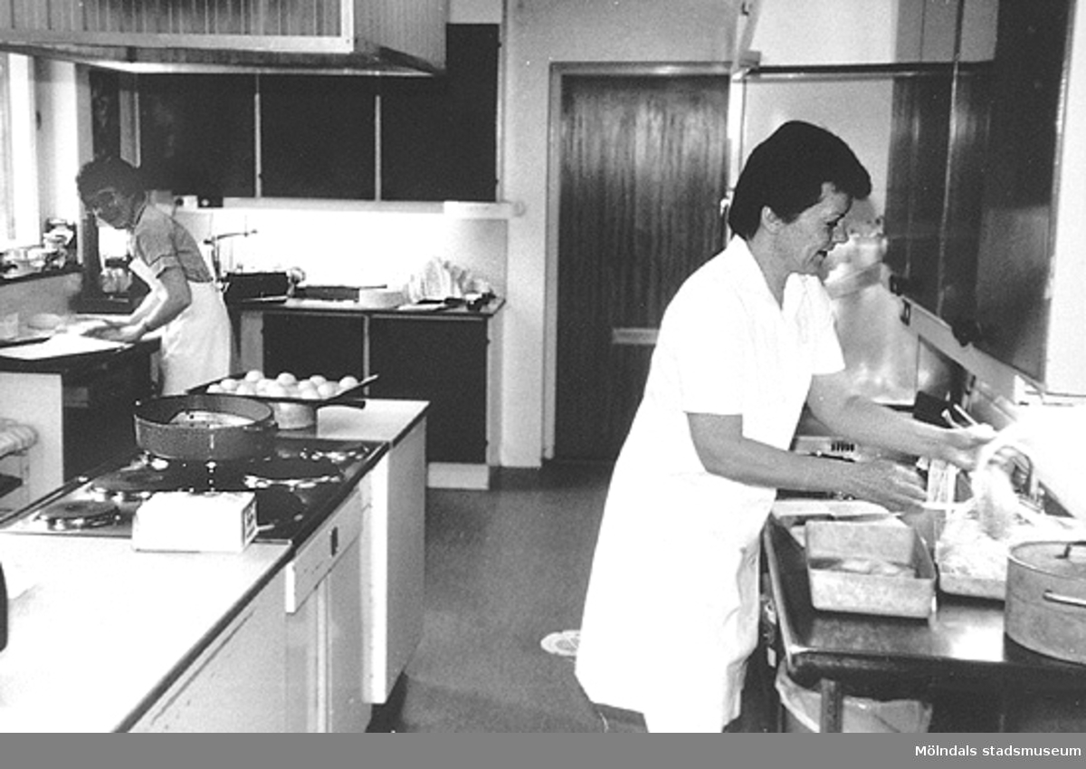 Edith Jonsson och Ingela Sjöberg lagar mat på Brattåshemmet i Kållered. Okänt årtal.