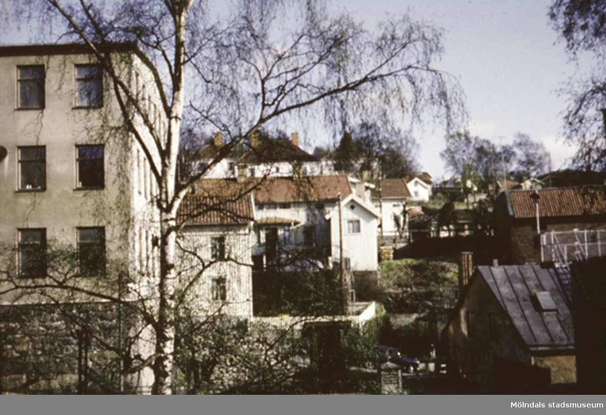 Vy från Kvarnbygatan 10 (andra sidan av forsen) mot Carlsbergs Spinneri till vänster. Ursprunglig byggnad uppförd i två våningar 1857 och utbyggd 1870. Huset återinreddes 1949 efter en brand 1948. I bakgrunden ses fastigheter i Kvarnbyn.
Till höger skymtar taket på Lilla Götafors.