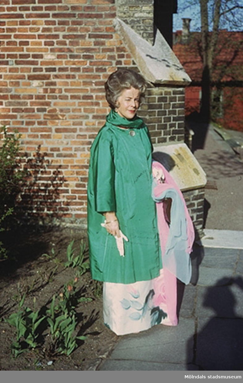 Margit Wannerberg på bröllop utanför S:ta Birgittas kapell. Efter 1975.