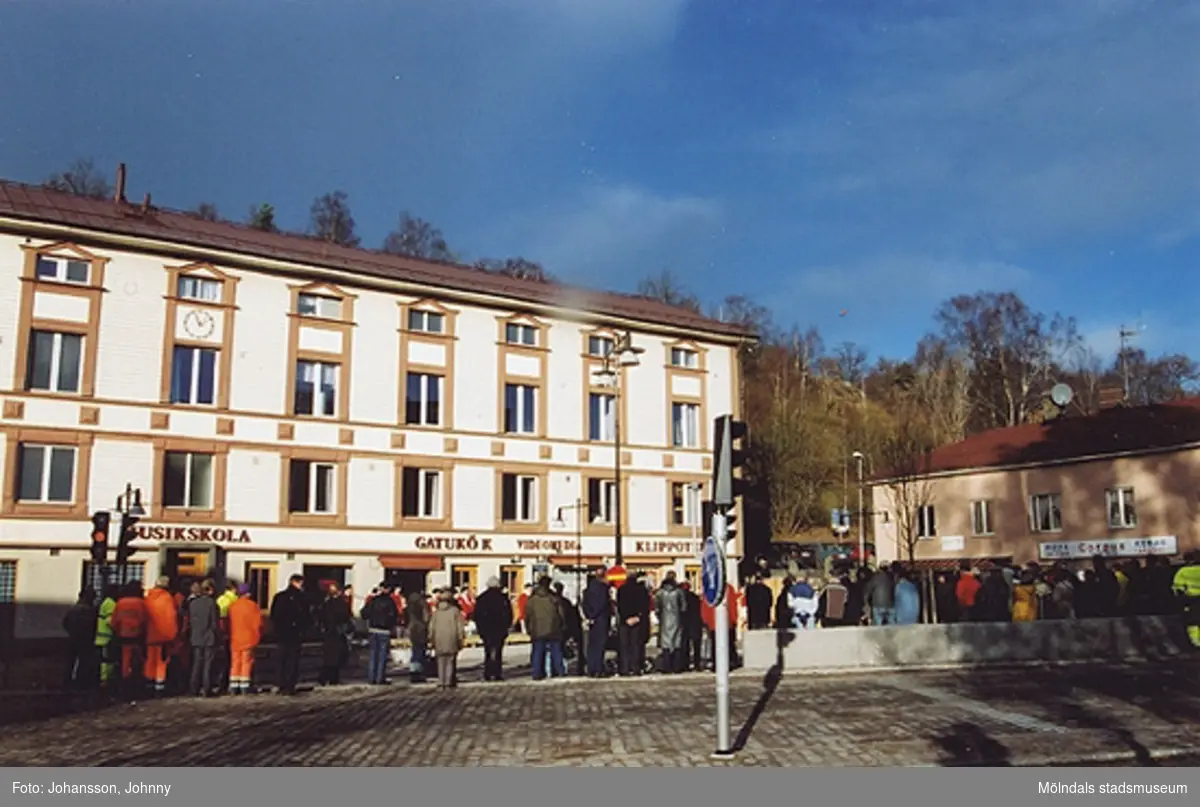 Gamla torget i Mölndal den 22:a november 2001. 
Invigning efter omläggning och stenläggning av torget.
