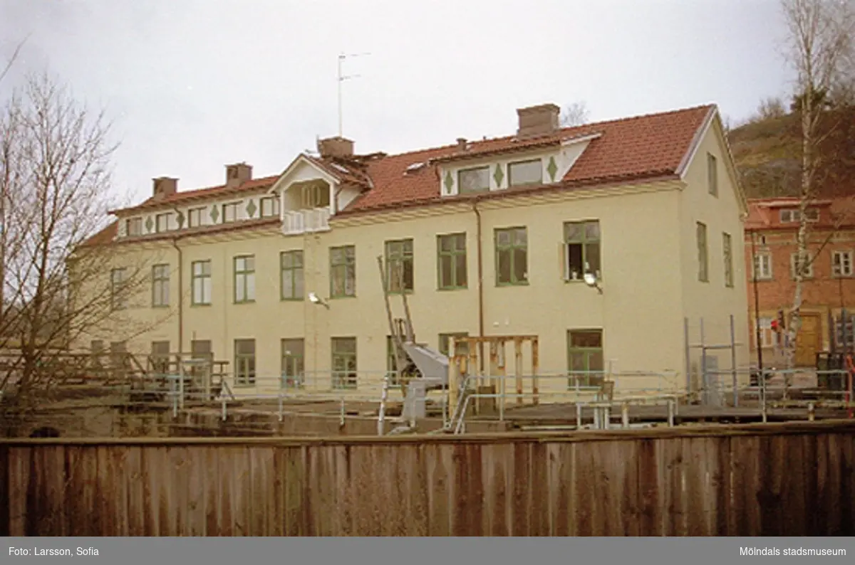 Baksidan av Byggnad 213 (Bankhuset) som ligger utefter Kvarnforsen. Byggnadens entré är Kvarnbygatan 4.