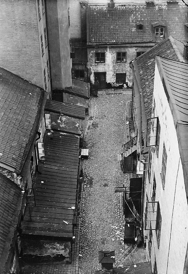 "Skojargården", tomt nr 12 och 13 i kv. Blåmannen, i hörnet av
Klara Norra Kyrkogata och Bryggargatan. Fastigheten revs 1930 för att lämna plats för Postgirohuset, som blev färdigt 1932. Foto taget frånCentralposthuset.