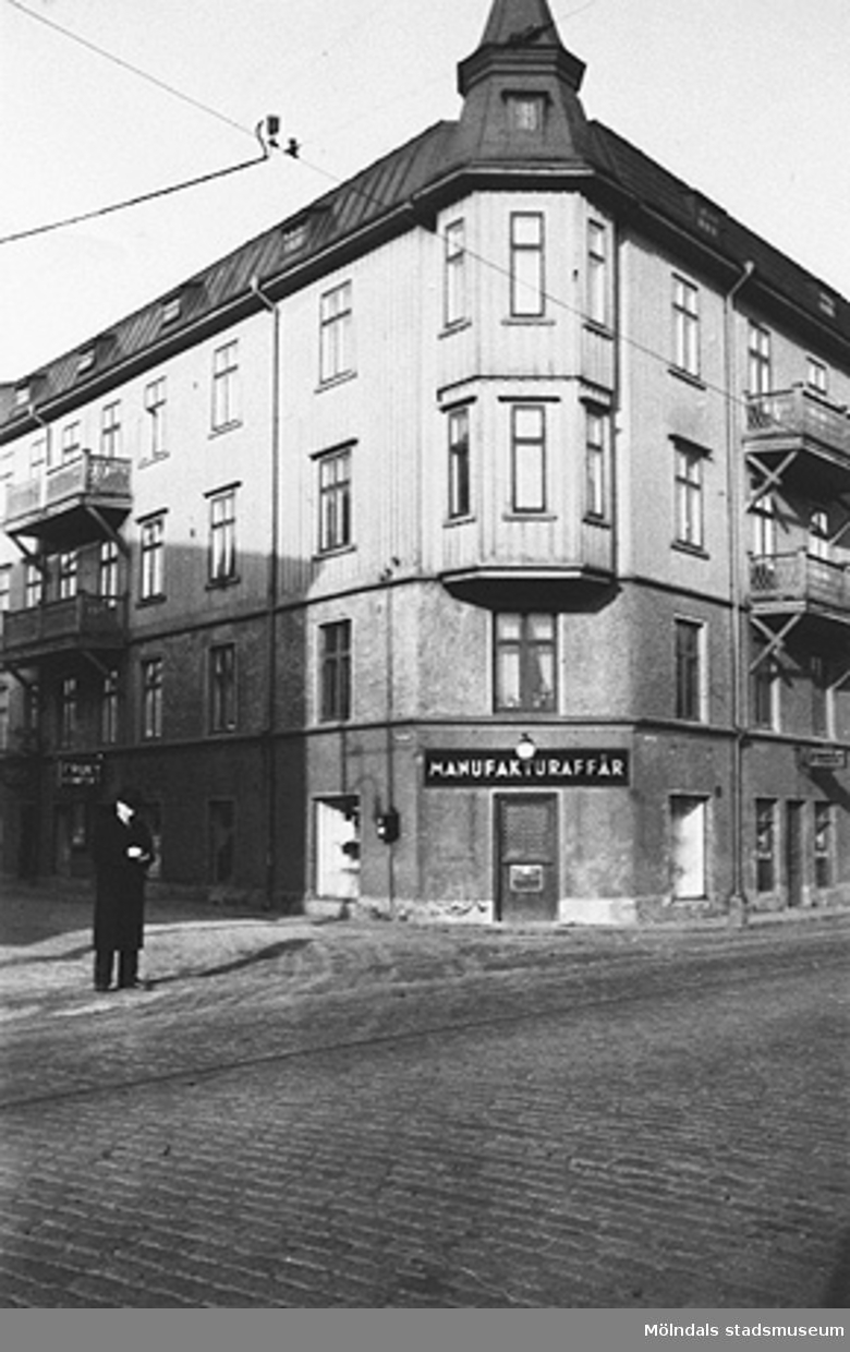 En manufakturaffär på Sörgårdsgatan 2 i Krokslätt, 1930-tal. På den stensatta gatan ser man spårvagnsspår.