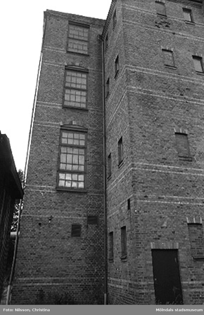 Werners fabriker i Annestorp, Lindome, hösten 1994. Byggnadsdetaljer: Dörr och fönster.