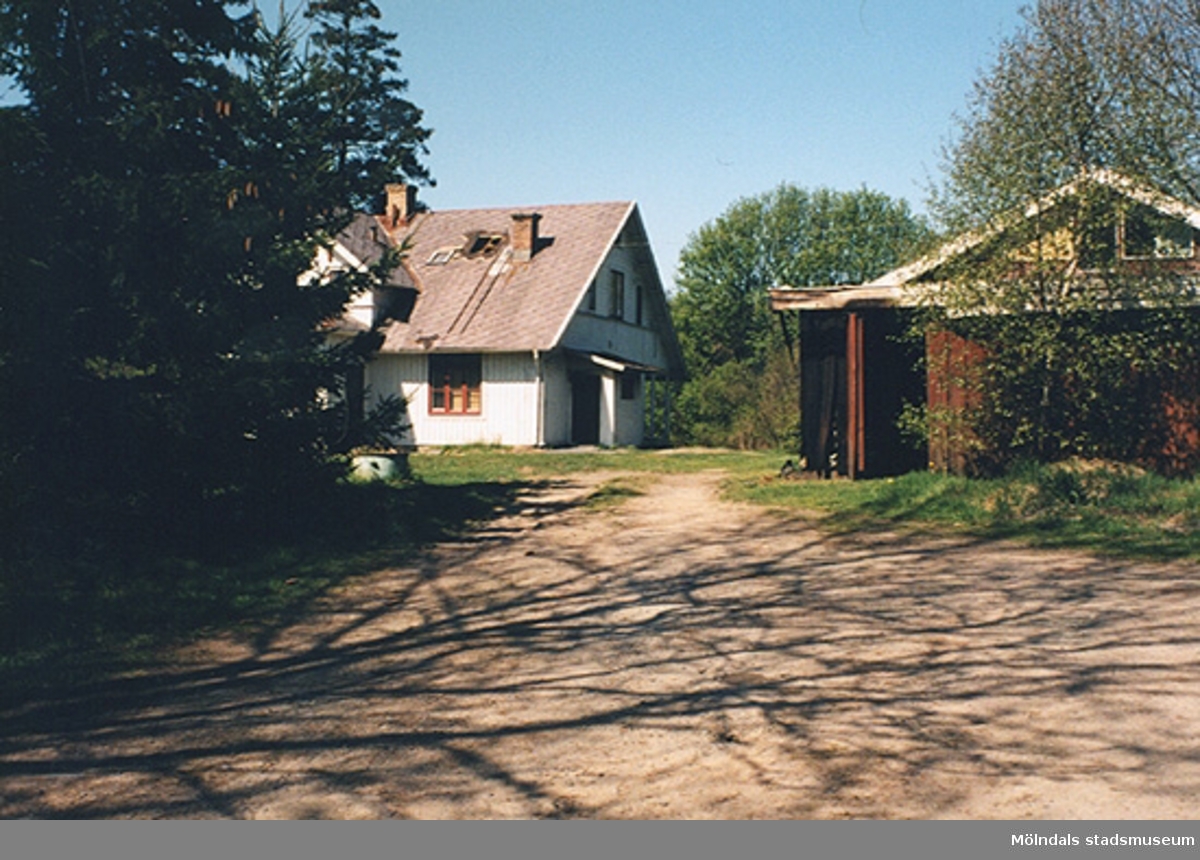 Ett bostadshus med tillhörande ekonomibyggnad på Brännemadsvägen 11, Sandbäck 1:156, Brännemaden 1999-05-06.