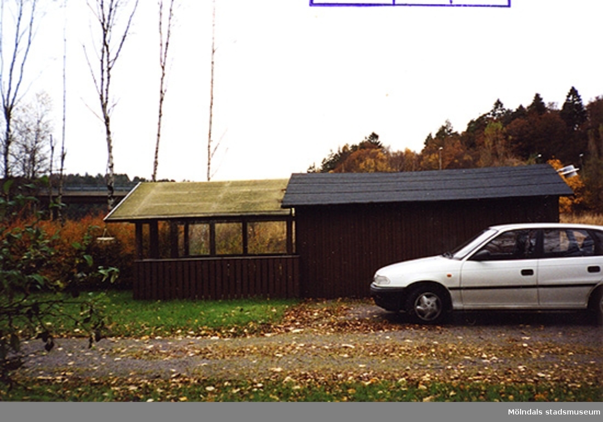 Ett bostadshus inför rivning. Bangårdsvägen 61, Torrekulla 1:52 i Kållered, november 1999.
