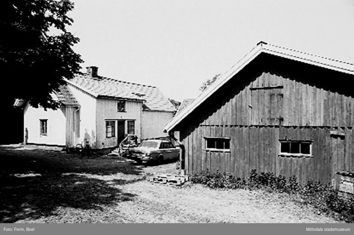 Bostadshus med ekonomibyggnader runt omkring. Högen 2:1/2:2 i Kållered, 1992-06-30.