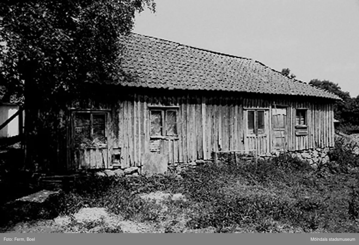 Ekonomibyggnad. Högen 2:1/2:2 i Kållered, 1992-06-30.