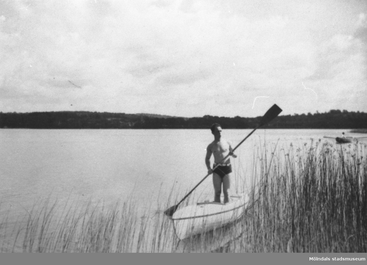 Östen Krantz paddlar sin kanot i Tulebosjön, okänt årtal.