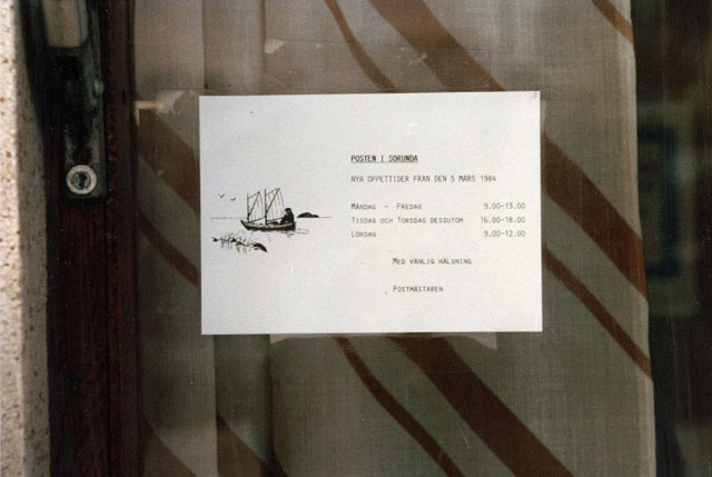 Postkontoret Sorunda, skylten som anger öppethållandena är är maskinskriven och har en teckning föreställande en segelbåt som motiv och är undertecknad Postmästaren.