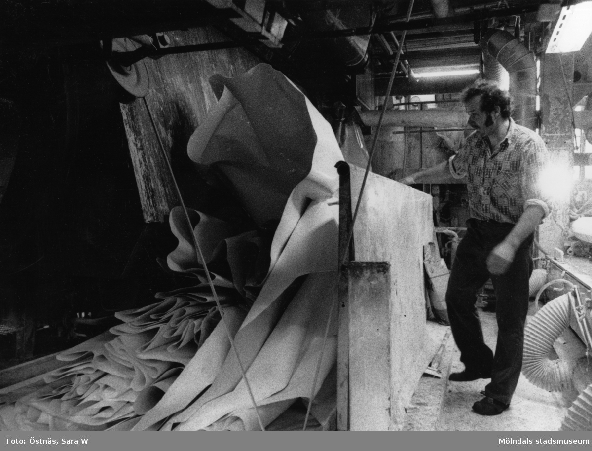 Aarno Aspbäck i arbete vid banbrott på pappersbruket Papyrus i Mölndal, år 1990.