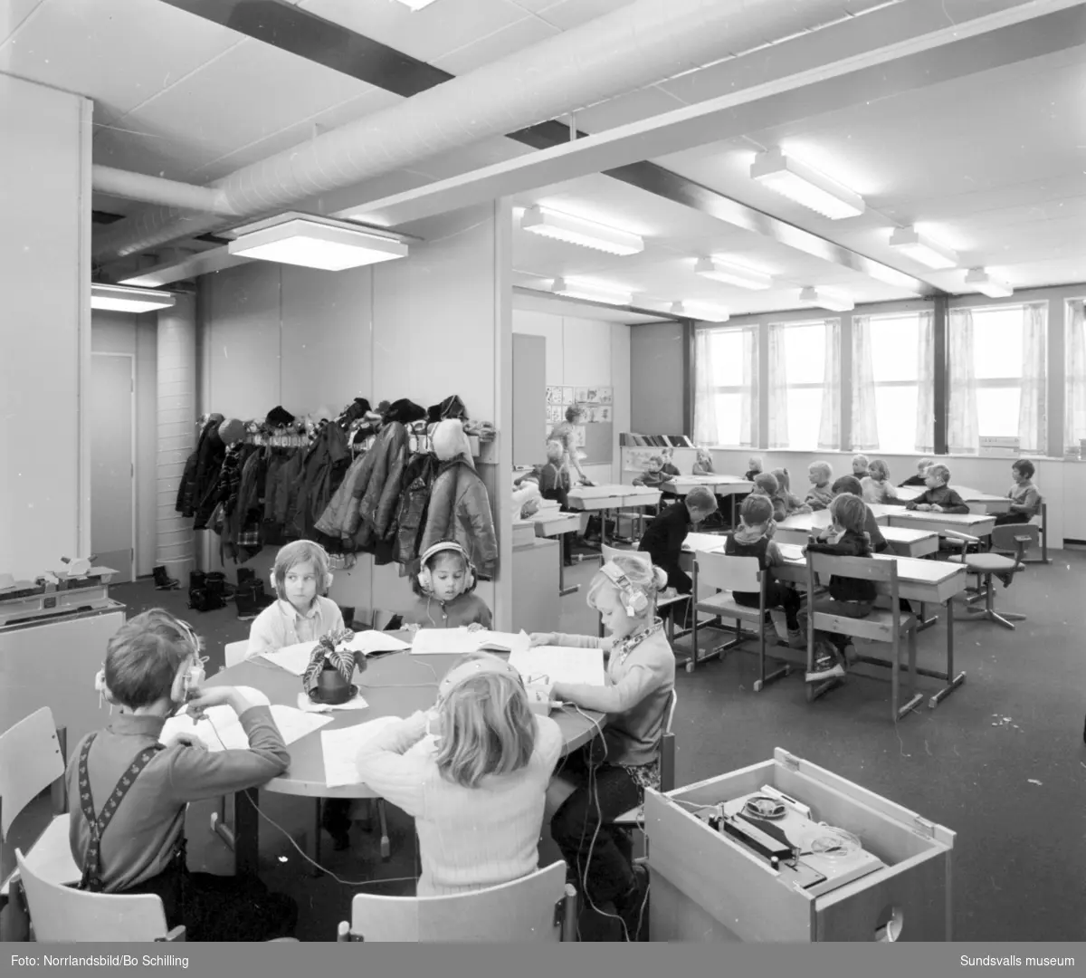 Klassrum i Nacksta skola med skolbarn i mellanstadieåldern. Fotograferat för Centrala Byggnadskommittén.