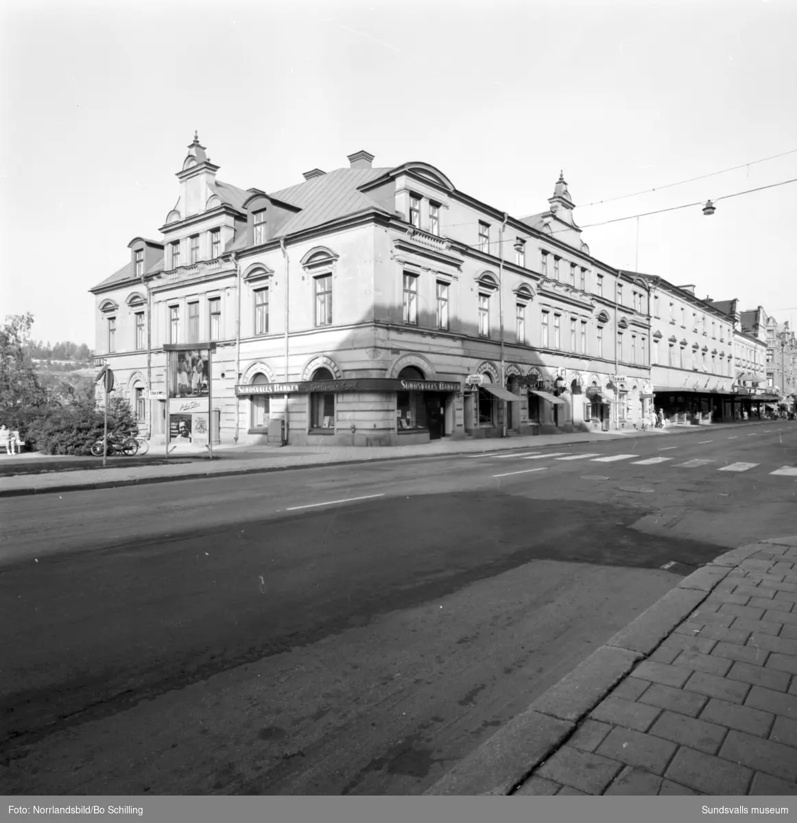 Bilder från Storgatan mellan torget och Skolhusallén. Epa, gamla muséet, Sundsvallsbanken.