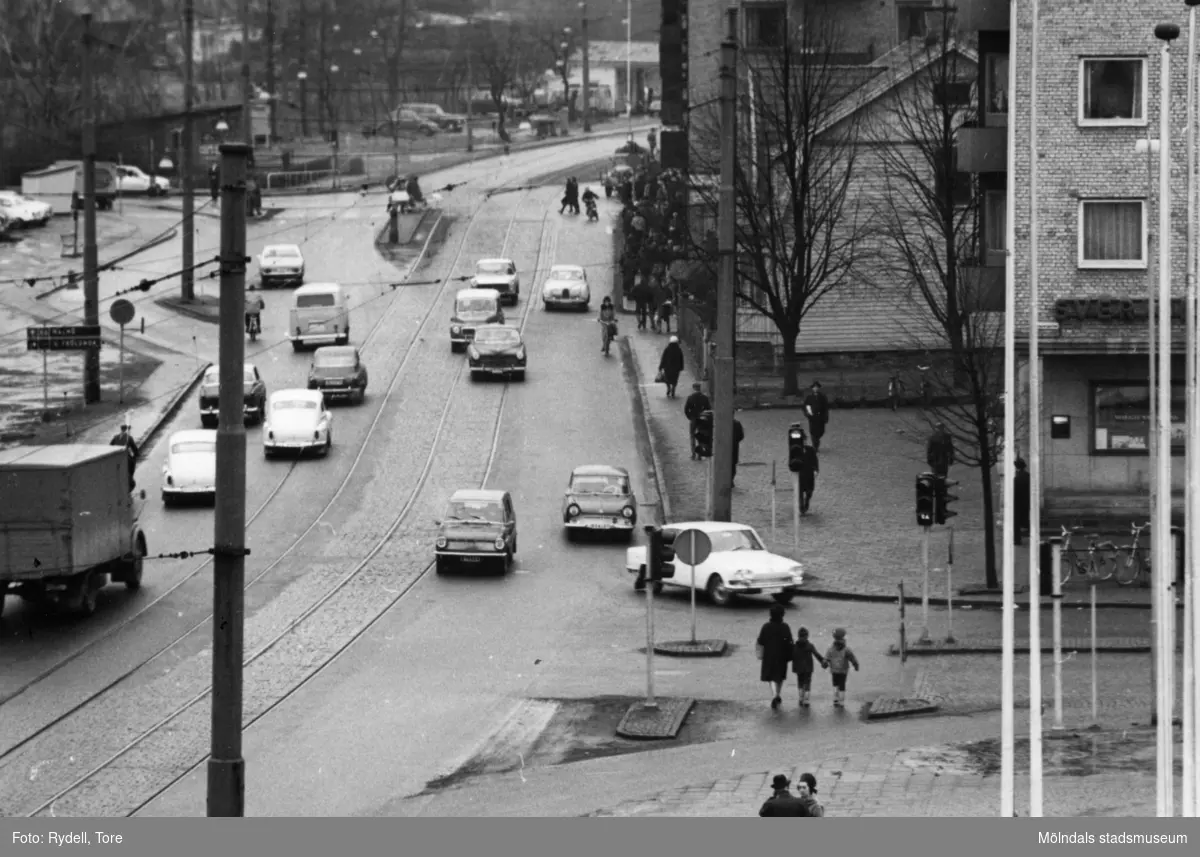 Trafik på Göteborgsvägen i Mölndalsbro på 1960-talet. Vy söderut från Folkets Hus. I förgrunden ses Tempelgatans mynning i Göteborgsvägen.