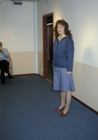 Visning av uniform för kvinnlig brevbärare, början av 1980-talet.
Se broschyr "Brevbärarnas nya kläder" från Postens Inköpscentral
(PIC).