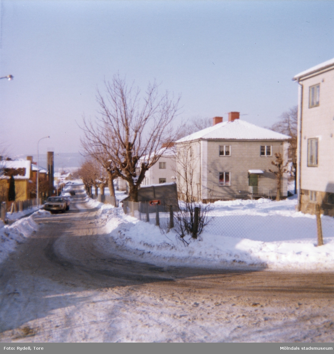 Hus vid Brunnsgatan i Ryet, Mölndal, en vinterdag på 1970-talet.