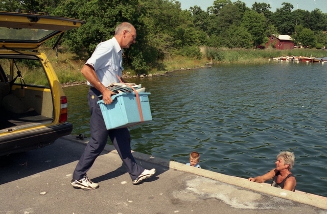 Lantbrevbärare Reinhold Andersson lämnar post till båtkunder.
Tillhör en dokumentation av en lantbrevbärare i trakten av
Valdermarsvik av fotograf Ove Kaneberg.