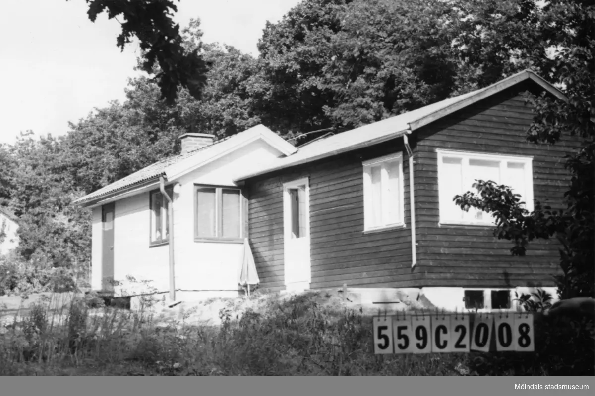 Byggnadsinventering i Lindome 1968. Torkelsbohög 1:13.
Hus nr: 559C2008.
Benämning: fritidshus.
Kvalitet: mycket god, god.
Material: eternit, trä.
Tillfartsväg: framkomlig.
Renhållning: soptömning.