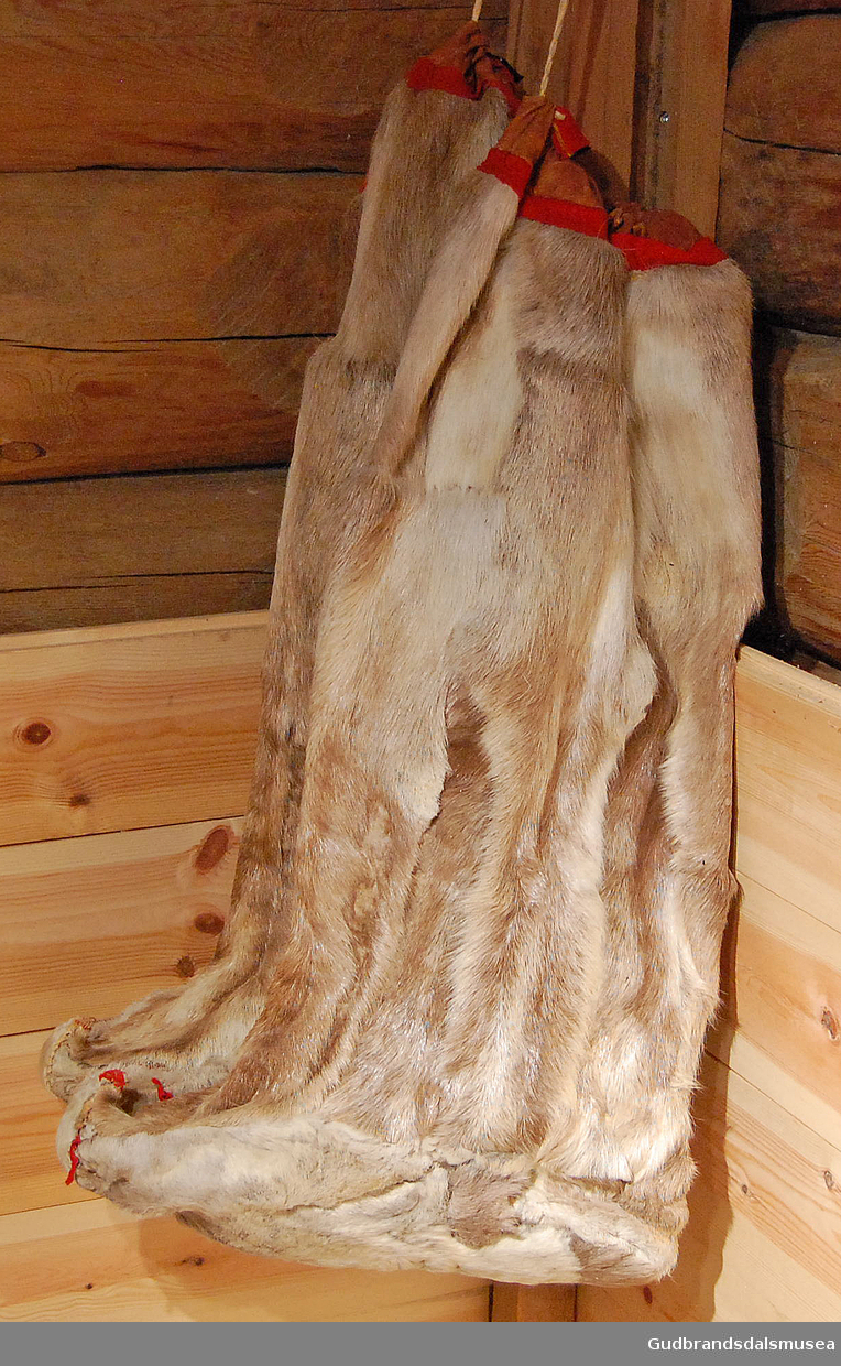 Ett par høye samesko/støvler i reinsdyrskinn og filt i ulike farger. 