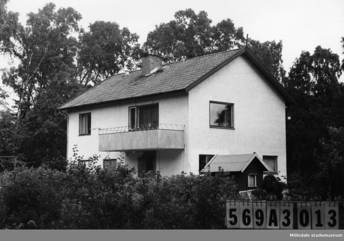 Byggnadsinventering i Lindome 1968. Skäggered 3:30.
Hus nr: 569A3013.
Benämning: permanent bostad.
Kvalitet: mycket god.
Material: sten, puts.
Tillfartsväg: framkomlig.
Renhållning: soptömning.