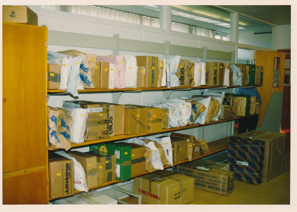 Interiör, pakethanteringen vid Postkontoret Köpmanholmen, 1993.