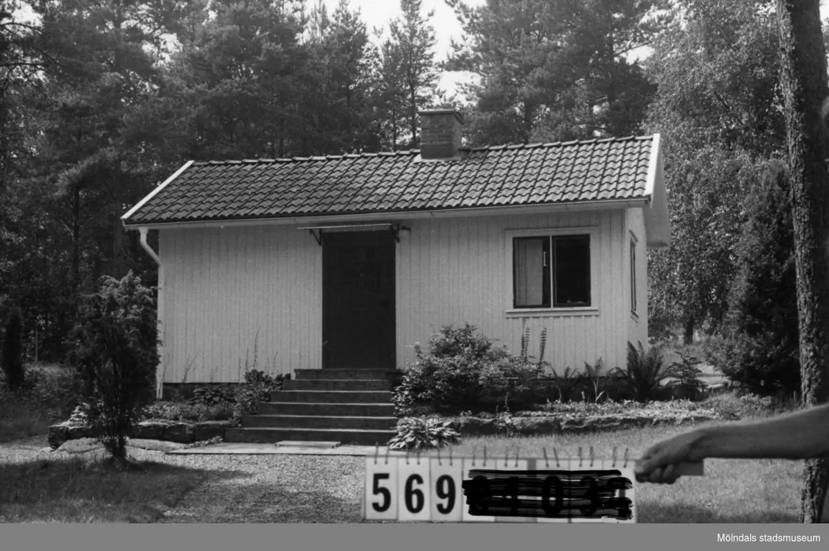 Byggnadsinventering i Lindome 1968. Berget 1:40.
Hus nr: 569D3041.
Benämning: fritidshus och redskapsbod.
Kvalitet: god.
Material: trä.
Tillfartsväg: framkomlig.
Renhållning: soptömning.