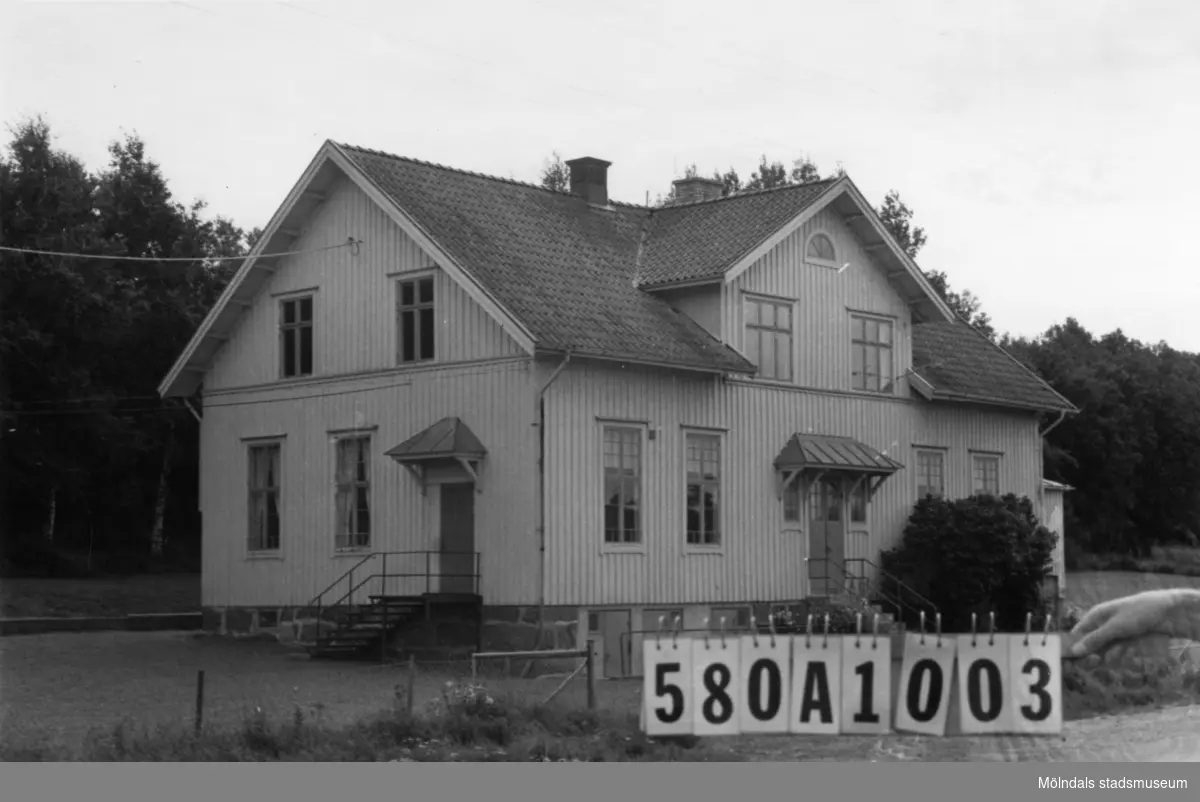 Byggnadsinventering i Lindome 1968. Sinntorp 1:1.
Hus nr: 580A1003.
Benämning: skola.
Kvalitet: god.
Material: trä.
Tillfartsväg: framkomlig.
Renhållning: soptömning.