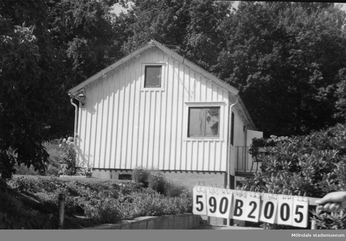 Byggnadsinventering i Lindome 1968. Hällesåker 4:37.
Hus nr: 590B2005.
Benämning: fritidshus.
Kvalitet: god.
Material: trä.
Tillfartsväg: framkomlig.
Renhållning: ej soptömning.
