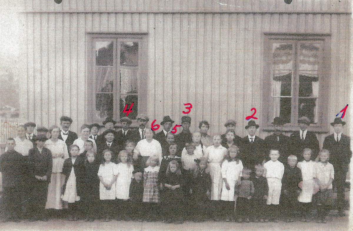 Beboere i Brandvoldboligen ca. 1920.