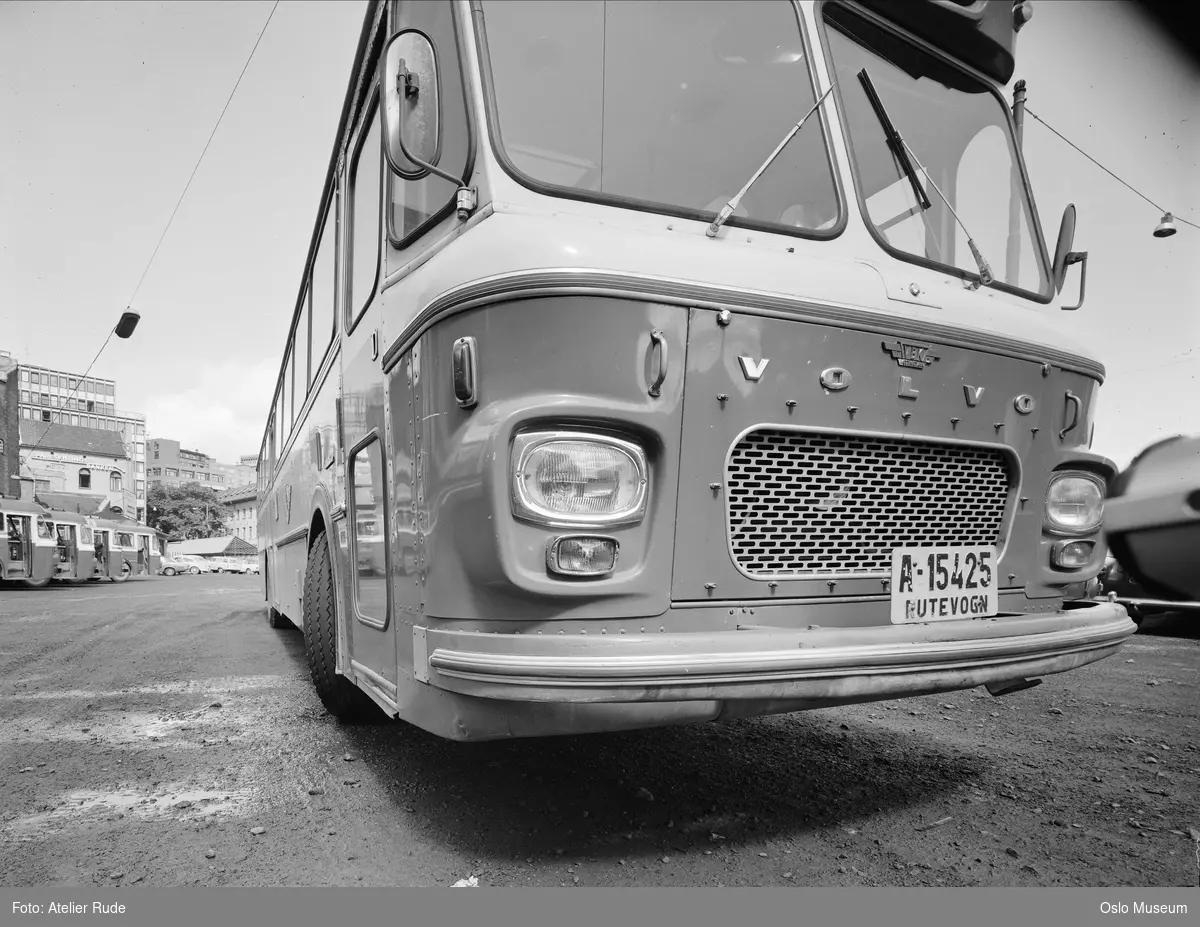 Volvo buss, buss fra De blå omnibusser (DBO), bussholdeplass, forretningsgårder