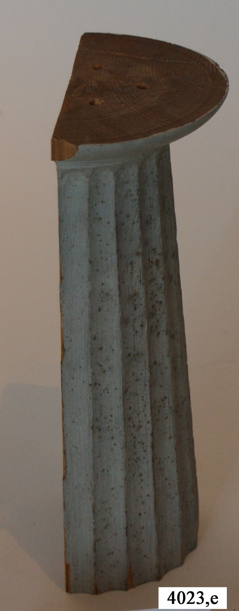 Pelare, eller kolonner, släta och räfflade (7 st halvkolonner, räfflade). 20 st. modeller av trä, avsedda som fasadprydnader. Pelarna är räfflade med halvcirkelformig basyta. De är vitmålade. Kapitälen är av närmast dorisk stil. Pelarna utgör modeller till gavelkonstruktion för nya inventariekammaren på varvet 1785-87. De sammanhängs troligen med en serie av gavelmodeller och pelare, som finns i kistan i sal 1 och vid norra delen av väggen i samma sal. (K 2244)

Halvkolonn, kannelerad med kapitäl och fast abakus. Målad i gråvitt.

H = 205mm