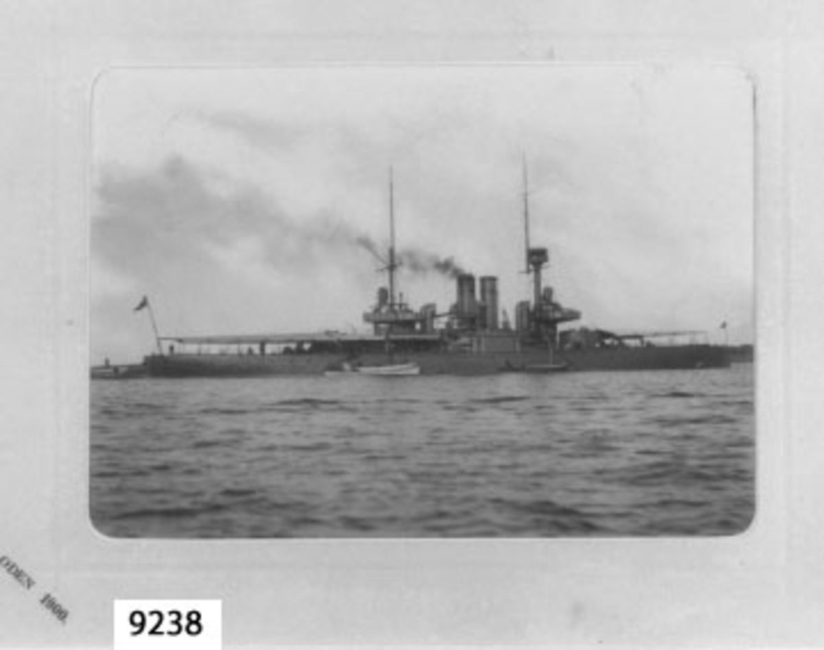 Fotografi inom glas och ram, Visar pansarbåten ODEN till ankars på Karlskrona redd 1900.
Märkt med svart: Oden 1900.
