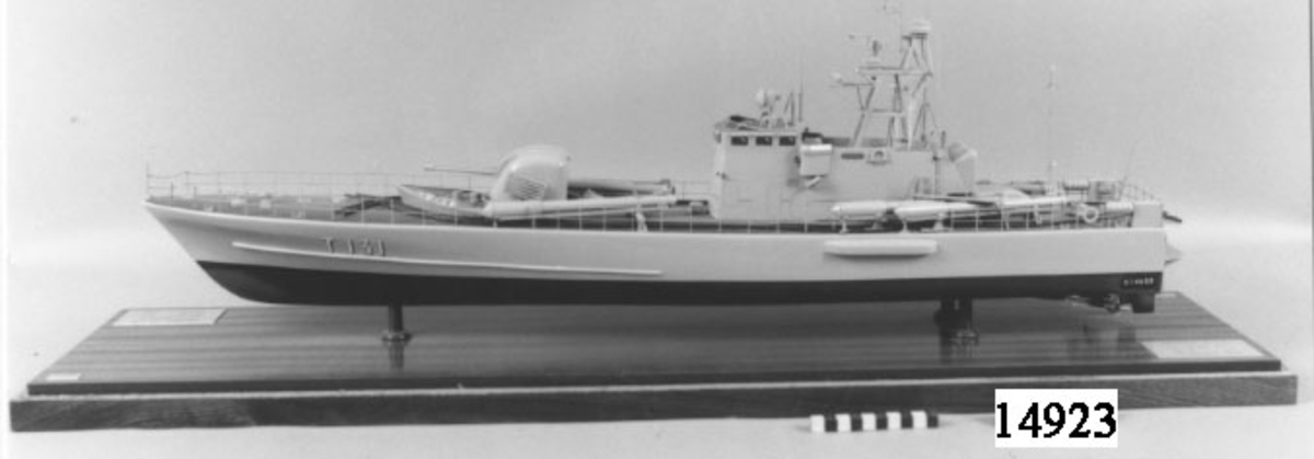 Fartygsmodell av torpedbåten Norrköping T 131. Byggd i skala 1:50
Målad i rött och grått, placerad på platta, polerad, av mahogny.
På plattan två brickor med texten: Torpedbåtar T 131-142

Byggda av Karlskronavarvets A B Lev. 1973
L i KVL 41,1 m Bredd mallad 7 m Konstruktionsdepl. 230 kubikmeter.