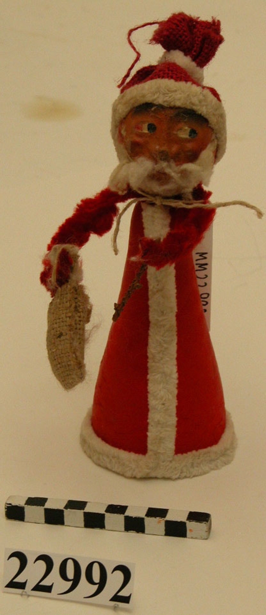 Jultomtens kropp är uppbyggd av en kon i papp. Kroppen är rödmålad och försedd med vitt tygband. Huvudet är uppbyggd av en pappkula vars ansikte är i plast. Skägget är av textil. Armarna är gjorda av ståltråd men försett med textil. I högra handen håller tomten en säck, i den vänstra håller han en gren. Luvan är av ljusare rött och försett med vitt band vid huvudet och med vitt band i toppen för att hålla ihop luvan. Inuti kroppen står det skrivet med blyerts: "3".