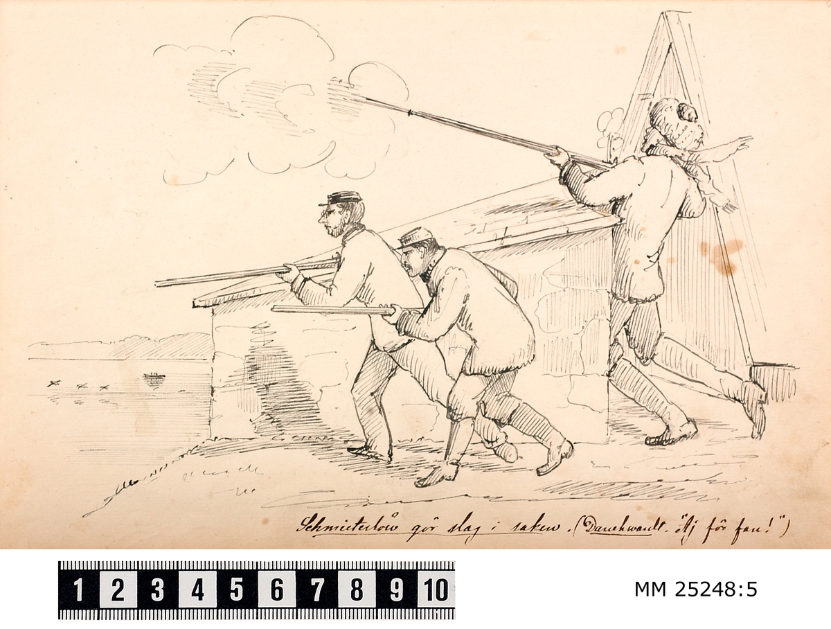 Pennteckning med tre soldater på en av vallarna på Kungsholms fort. Två i färdigställning med sina vapen, den tredje tycks av misstag ha avfyrat sitt gevär. Text under teckning berättar historien.