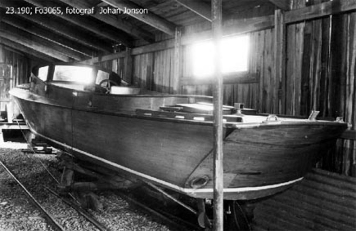 Kravellbyggd mahognymotorbåt, s.k. "Forslundsracer". Byggd på Sjöexpress varv på Lidingö 1928–1929.

Tillbehör till båten: 2 korgstolar, 7 dynor, 2 durkmattor, 1 kapell med bågar, 1 svensk flagga, 1 standert, 6 däcksmattor, 1 par åror i mahogny, 1  båtshake i  mahogny, 1 gösstake i mahogny, 1 lanternstång (akterlig) i mahogny med lanterna, 1 bensinmätsticka och 1 rorkult i mahogny.