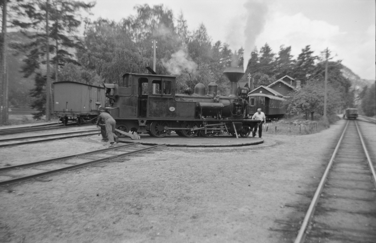 Damplok nr. 2 snus på svingskiven på Byglandsfjord stasjon på Setesdalsbanen